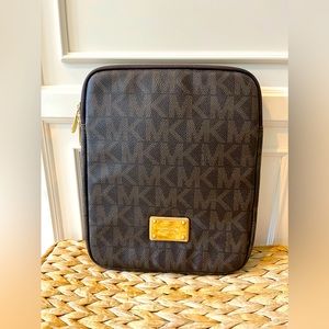 MICHAEL KORS SIGNATURE brown Logo IPad Case.